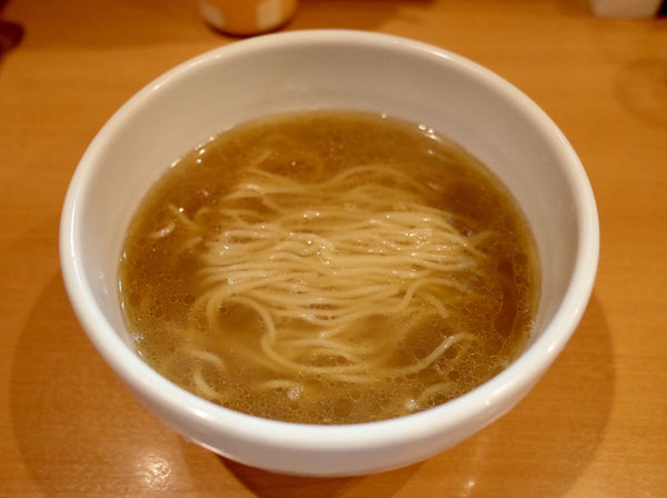 「うすくち醤油のかけらーめん～追いがつお…600円」@麺屋 すずらんの写真