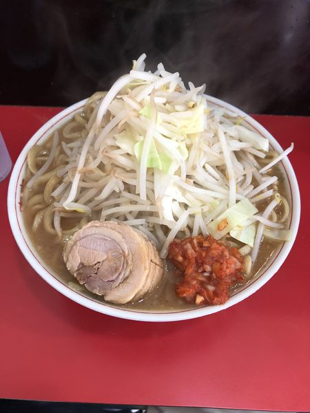 「ラーメン（大盛り500g野菜マシにんにく辛たま）」@用心棒 本号の写真