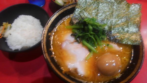 「チャーシュー麺並、味玉、ライス、野菜畑」@家系総本山 ラーメン吉村家の写真