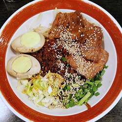 牛バラのせ汁なし坦々麺 1080円