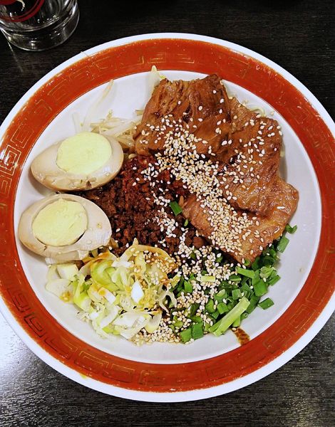 「牛バラのせ汁なし坦々麺 1080円」@ちょもらんま 馬喰町店の写真