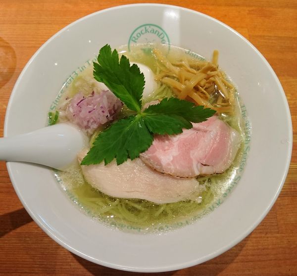 「しおグリーン麺 味玉つき」@麺屋 六感堂 Rock'anDoの写真