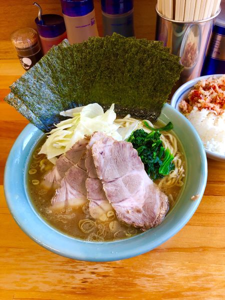 「中盛りチャーシュー麺 濃いめ固めちょい多め 海苔 小ライス」@捲り家の写真