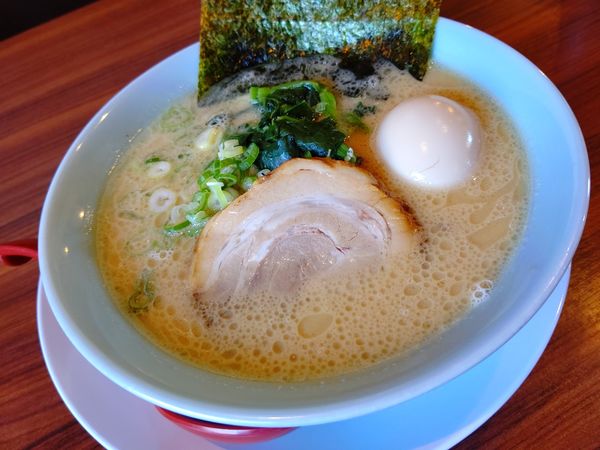「豚骨醤油ラーメン(並盛・150g)780円」@富意家の写真