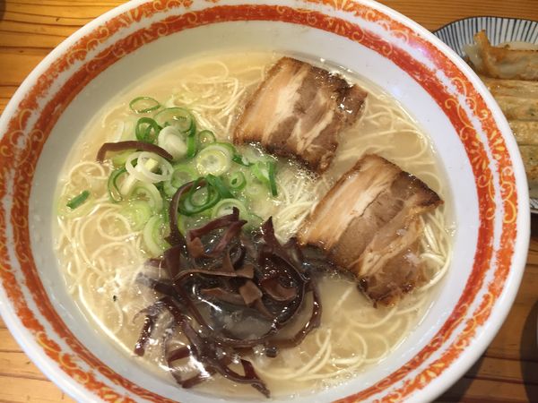 「ランチ(博多ラーメン+餃子+ライス)¥680」@めんくいや 博多駅東店の写真
