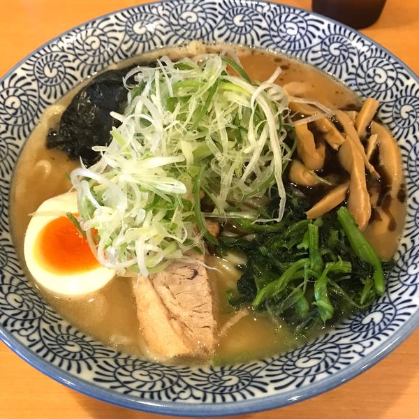 「らーめん大盛 (こってり、にんにく油)」@麺屋青山 臼井店の写真