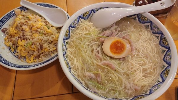 「豚肉スープのこくネギラーメン(大盛) チャーハンセット」@中国ラーメン 揚州商人 新横浜店の写真