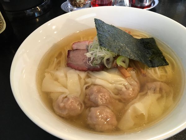 「サッポロラーガービール赤星中瓶 → ワンタンメン（塩）」@支那ソバ 小むろの写真