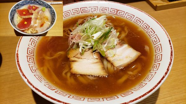 「蔵出し醤油ラーメン＋マグロ、鯛昆布〆丼セット1160円」@きたかた食堂の写真