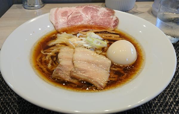 「特製 手揉み中華蕎麦＜醤油＞」@宍道湖しじみ中華蕎麦 琥珀 東京本店の写真