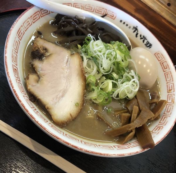 「豚骨ラーメン 味玉 ネギトッピング」@豚骨商店 ゆい六助 上田店の写真
