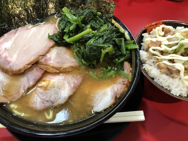 「チャーシュー麺固めチャーシュー増しほうれん草賄い飯」@家系ラーメン とらきち家の写真