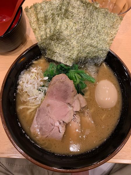 「豚骨醤油らーめん全ノセ」@横浜家系らーめん 英 岐阜店の写真