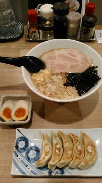 「燕三条にんにく　煮たまご　ラーパス　酒場の餃子」@ラーメン酒場 天狗の写真