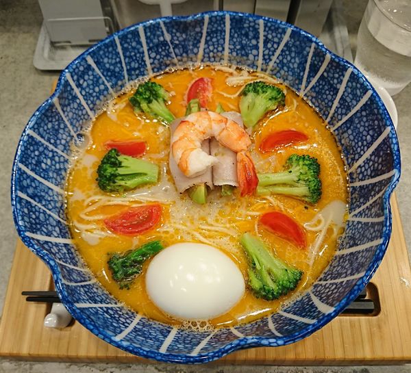 「川(恋濃く蝦塩そば、味玉)1000円」@ラーメンクワトロの写真