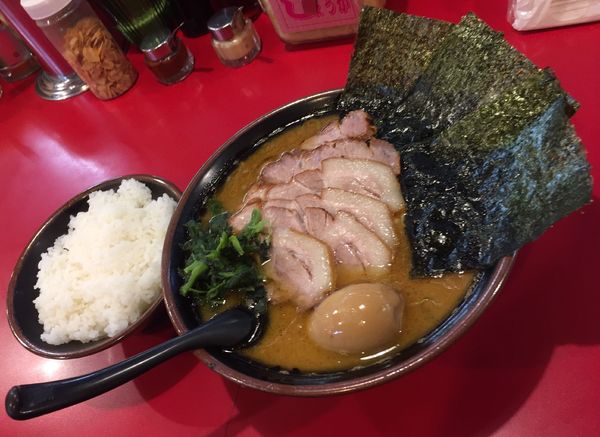 「チャーシューメン(5枚)麺硬め油多め＋中盛券＋味玉子＋ライス」@家系ラーメン 王道の写真