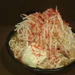 麺増し・大ブタ(トウガラシヤサイマシマシカラメ)￥９３０