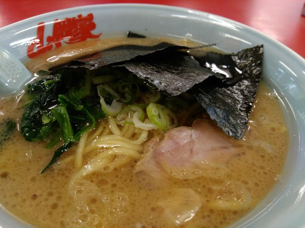 「醤油ラーメン（中盛）」@ラーメン山岡家 土浦店の写真
