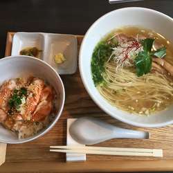 拉麺と低温調理チャーシュー丼