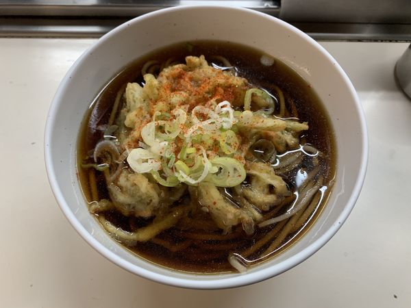 「天ぷらそば 490円」@そば処 弁菜亭 7・8番ホーム店の写真