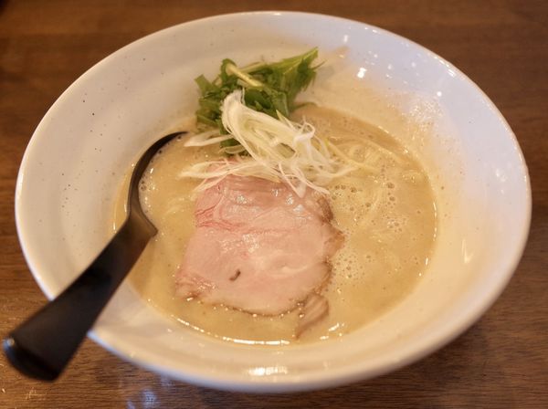 「鶏白湯…800円＆チャーシュー丼…350円」@ラーメン翼の写真