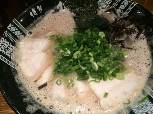 「チャーシュー麺¥800、替玉¥100」@博多一双 博多駅東本店の写真