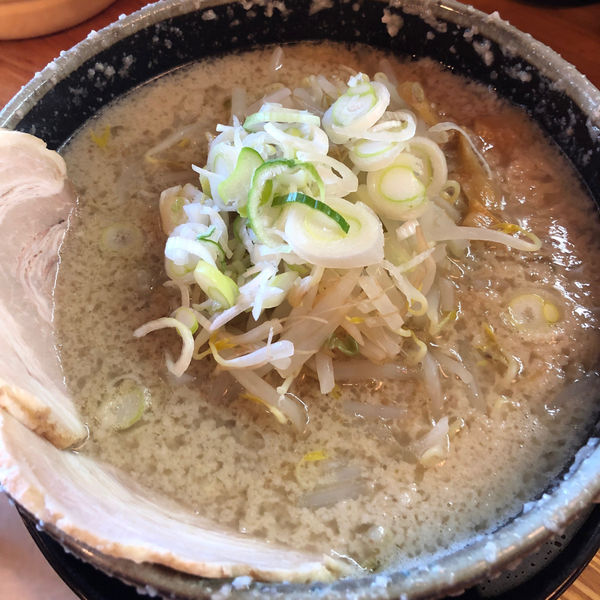 「醤油ラーメン（背脂2）680円」@チャッチャ系らーめん もん吉の写真