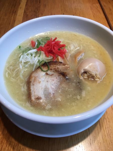 「白湯らーめん半熟煮卵入り」@よってこや お台場店の写真