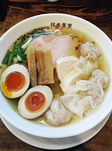 「塩ちゃーしゅーわんたん麺1200円＋くん玉100円」@らーめん 鉢ノ葦葉の写真