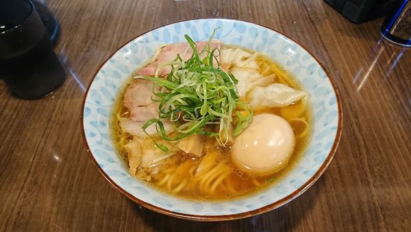 「地鶏わんたんめん 味玉」@寿製麺よしかわ 保谷店の写真