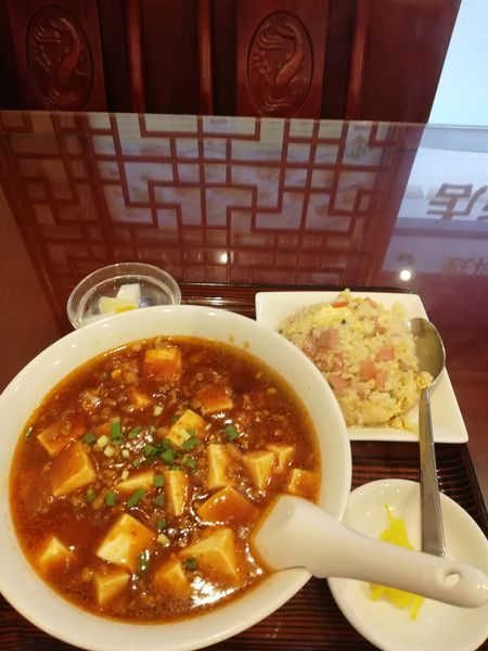 「麻婆麺と半チャーハン　700 円」@中華料理 美山飯店の写真