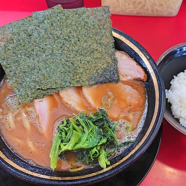 「チャーシューメン800 燻煙バラ(２枚)150 半ライス50」@家系ラーメン 熊田家の写真