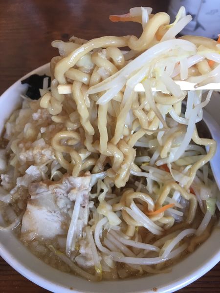 「ラーメン(野菜、タマネギ、脂多め、味濃いめ、ニンニクなし)」@ら〜めん ぽっぽっ屋 晴海トリトン店の写真