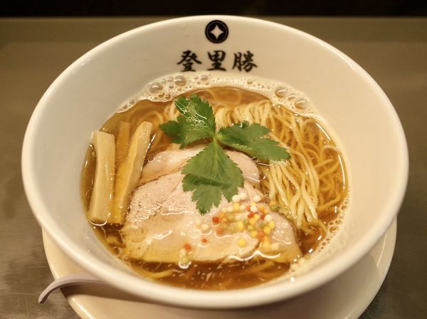 「煮干し醤油らーめん…820円＋焼きサバ寿司（２個）…250円」@らぁめん登里勝の写真