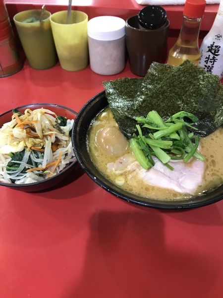 「ラーメン+玉子+野菜畑」@家系総本山 ラーメン吉村家の写真