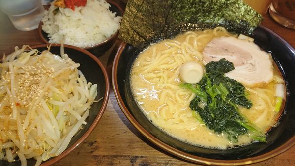 「ラーメン(730円)もやきゃべ(120円)」@極味家 六角橋店の写真