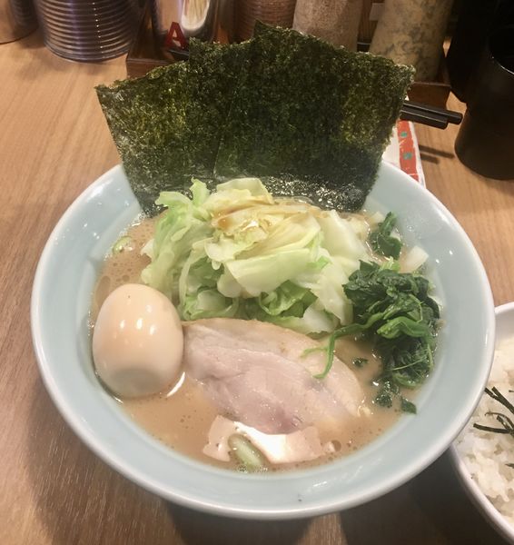 「キャベツラーメン+味玉」@横浜家系 ラーメン銀家の写真