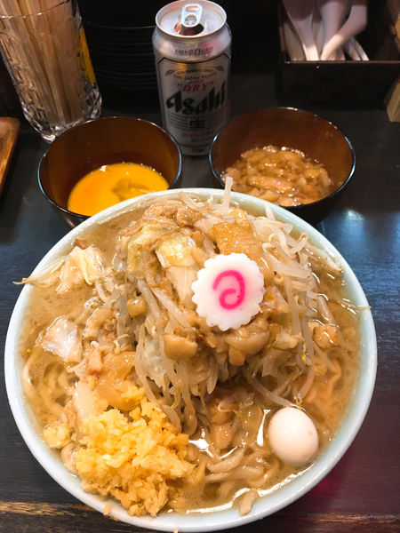 「ラーメン麺少なめ(生卵サービス)＋あぶら増し＋缶ビール」@自家製麺 No11の写真