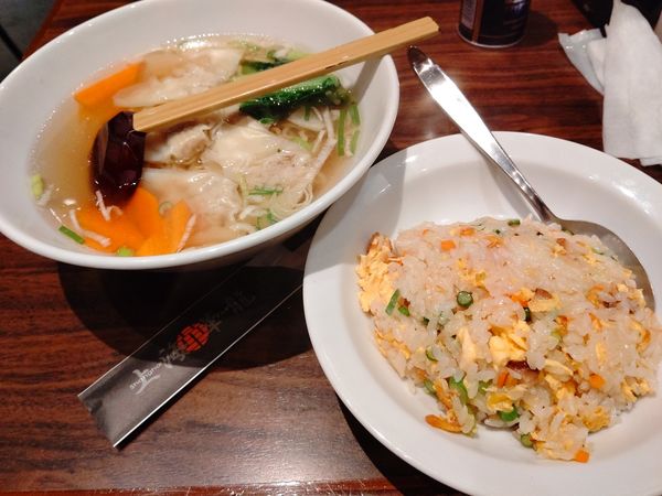 「本日のランチ①(塩味ワンタンラーメン＋五目炒飯)780円」@上海華龍 ヤマダ電機LABI1高崎店の写真