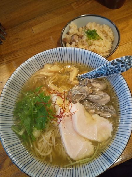「【昼限定】牡蠣そば900円炊き込みご飯150円」@中華そば きなりの写真