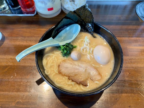 「醤油らーめん　味付玉子トッピング」@麺屋TAKUMI 加須店の写真