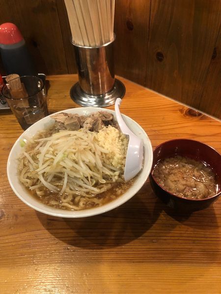 「ラーメン（野菜小ニンニクマシマシアブラ小）と味つけアブラ」@麺とび六方 長野店の写真