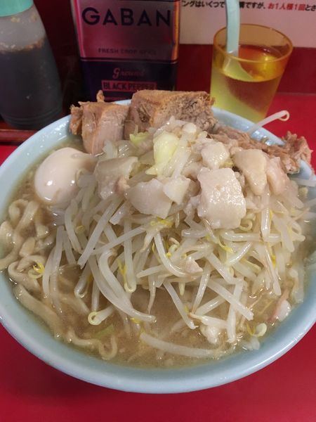 「ブタ入り+味玉」@ラーメン二郎 新宿歌舞伎町店の写真