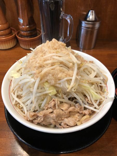 「肉そば690円麺固めヤサイアブラ多め生卵50円」@肉そば千の写真