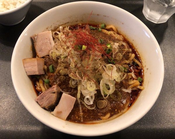 「麻婆まぜそば 大盛 プチライス」@らぁ麺 やまぐち 辣式の写真