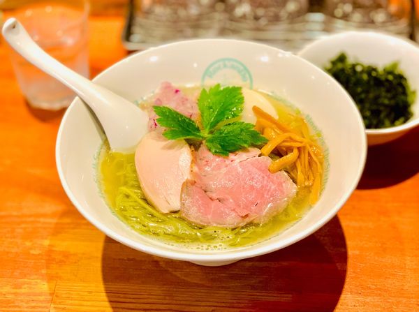 「しおグリーン麺 味玉付き」@麺屋 六感堂 Rock'anDoの写真