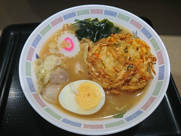 「煮干しラーメン+かき揚げ(580円)」@名代 富士そば 大宮東口店の写真