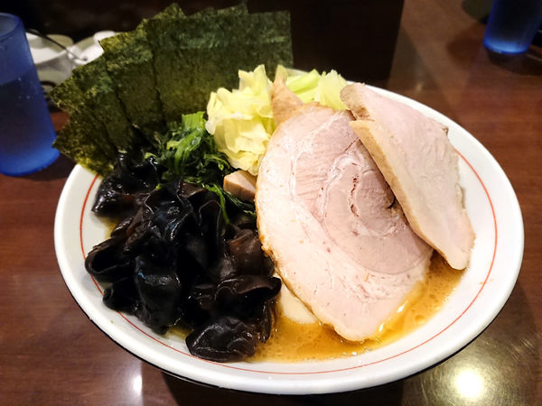 「らーめん(もも肉)＋キャベツ＋キクラゲ」@らーめん飛粋の写真