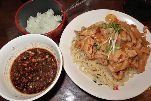 「肉盛りつけ麺並　830円＋肉増し　120円他」@魁 肉盛りつけ麺 六代目けいすけの写真