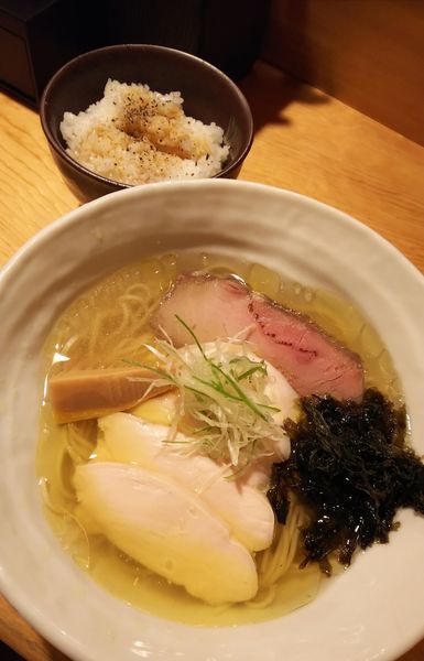 「柚子塩らぁ麺＋鶏むねチャーシュー＋鶏油ごはん」@赤羽 山雄亭の写真
